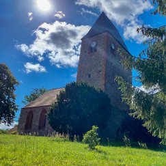 Die Kirche nebenan. 