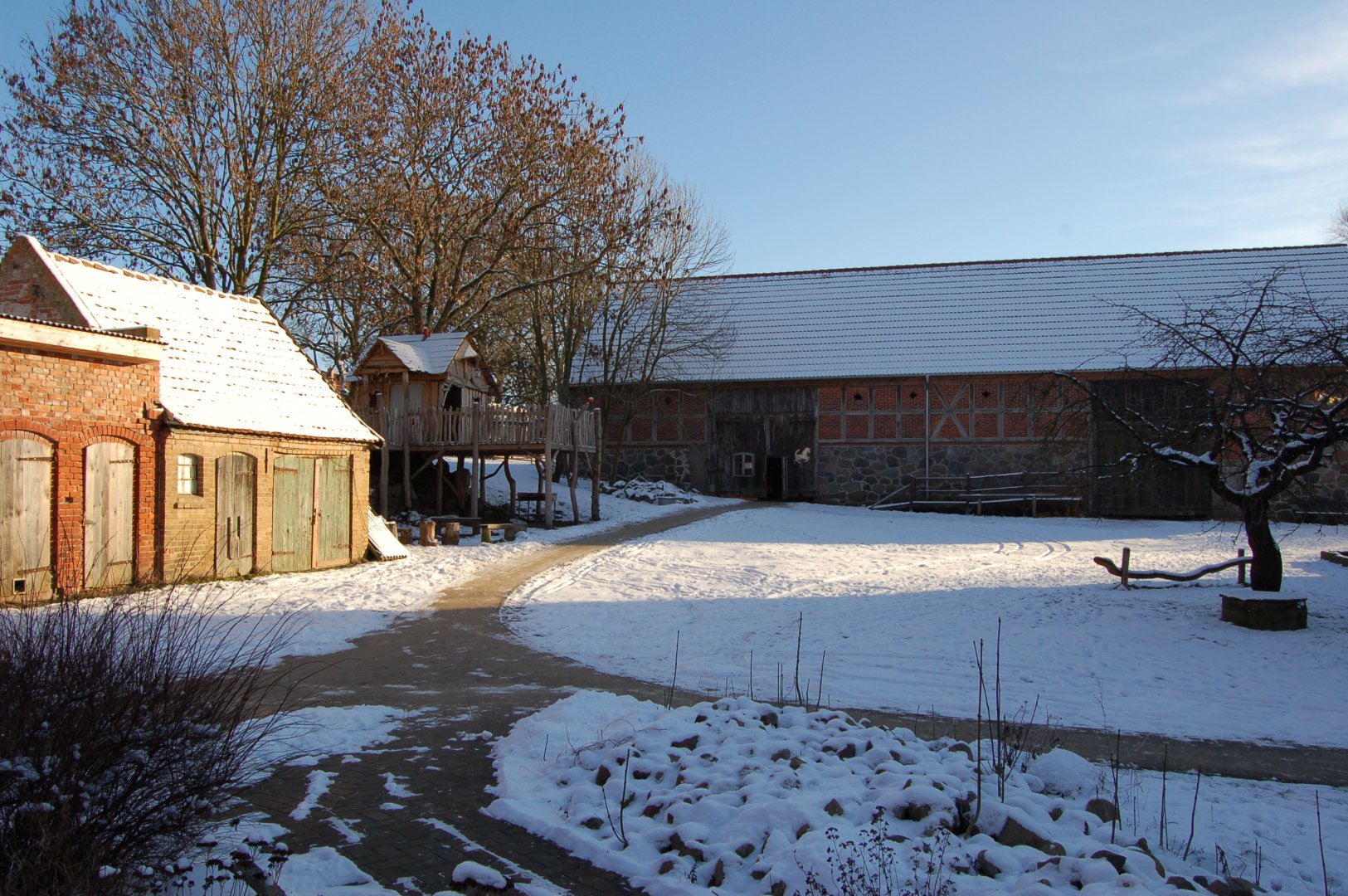 "Schweinestall", Sattelkammer und Scheune