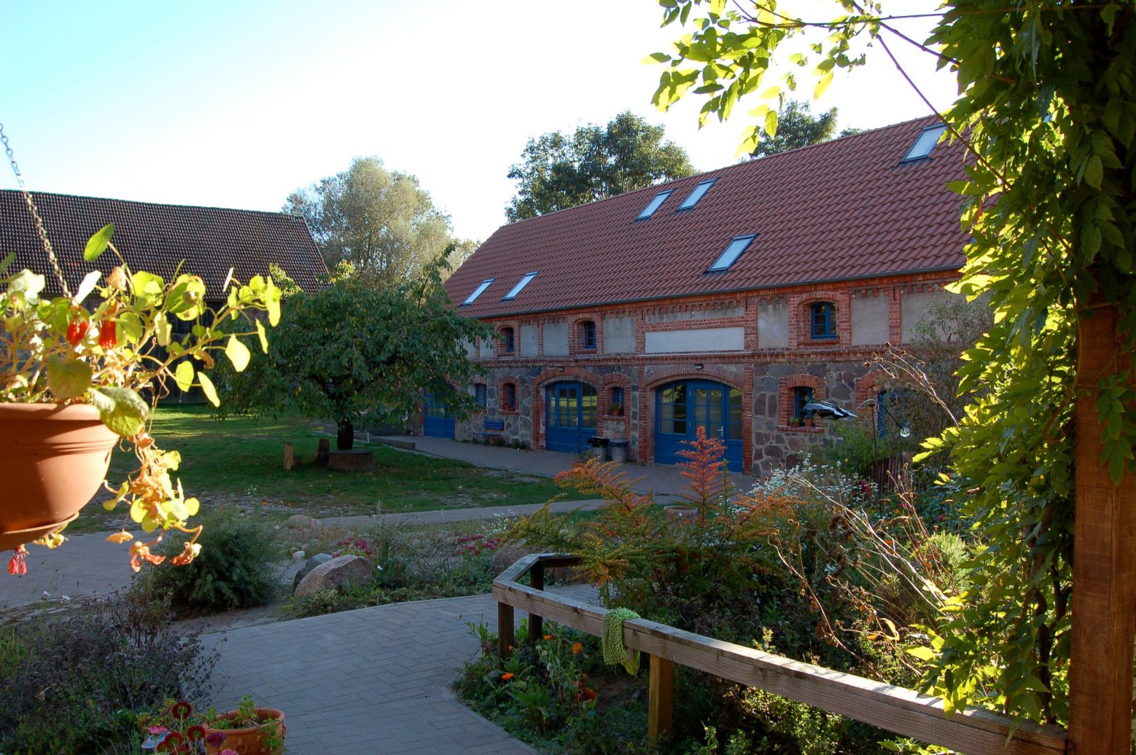 Blick vom Wohnhaus auf das Gästehaus