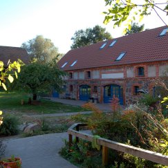 Blick vom Wohnhaus auf das Gästehaus. 